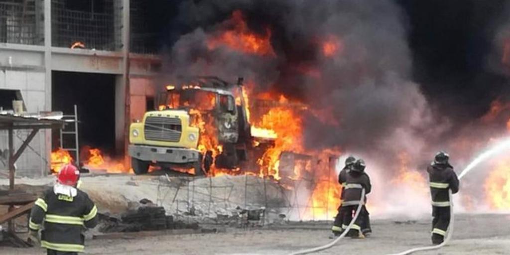  La Secretaría de Seguridad Pública estatal informó sobre el incendio de una pipa que transportaba diésel en la zona aledaña a la XXV Zona Militar del municipio Oriental de Puebla, que ya es atendido. (ESPECIAL)