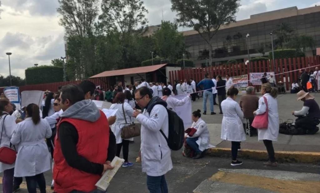 Los químicos del sector salud se encuentran desde hace horas en las afueras de San Lázaro, con cierres intermitentes de todos los accesos, por lo que sólo han dejado salir a algunos trabajadores y niños. (EL UNIVERSAL)
