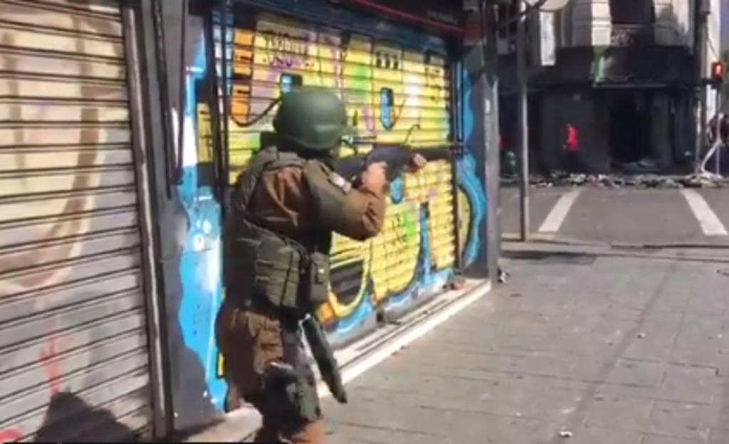 En Valparaíso, según la usuaria de Twitter Alina Duarte, puede apreciarse a un uniformado disparando en repetidas ocasiones hacia una calle en la que se ven personas corriendo. (ESPECIAL)