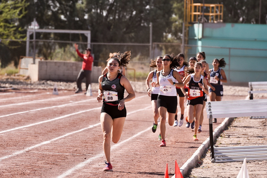 Diversas pruebas de pista y campo en la rama femenil, se disputaron ayer en las instalaciones de la Ibero Torreón, donde se vive un gran ambiente de fraternidad deportiva, que continuará este miércoles. (ERICK SOTOMAYOR) 
