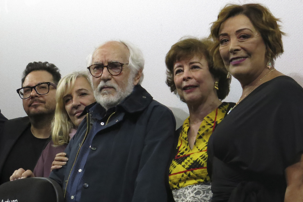 Maduros. El director Arturo Ripstein, en el centro, su esposa y guionista Paz Alicia Garciadiego, segunda de la derecha, y la actriz Silvia Pasquel, a la derecha. (AP)