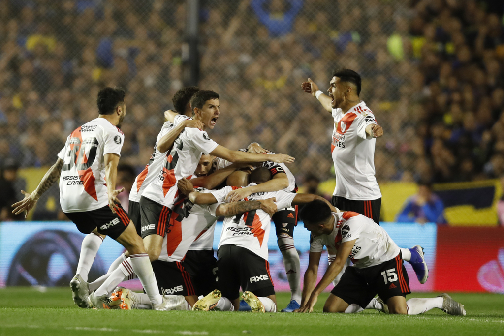 Jugadores de River Plate celebran tras lograr su pase a la final de Copa Libertadores. (AP) 