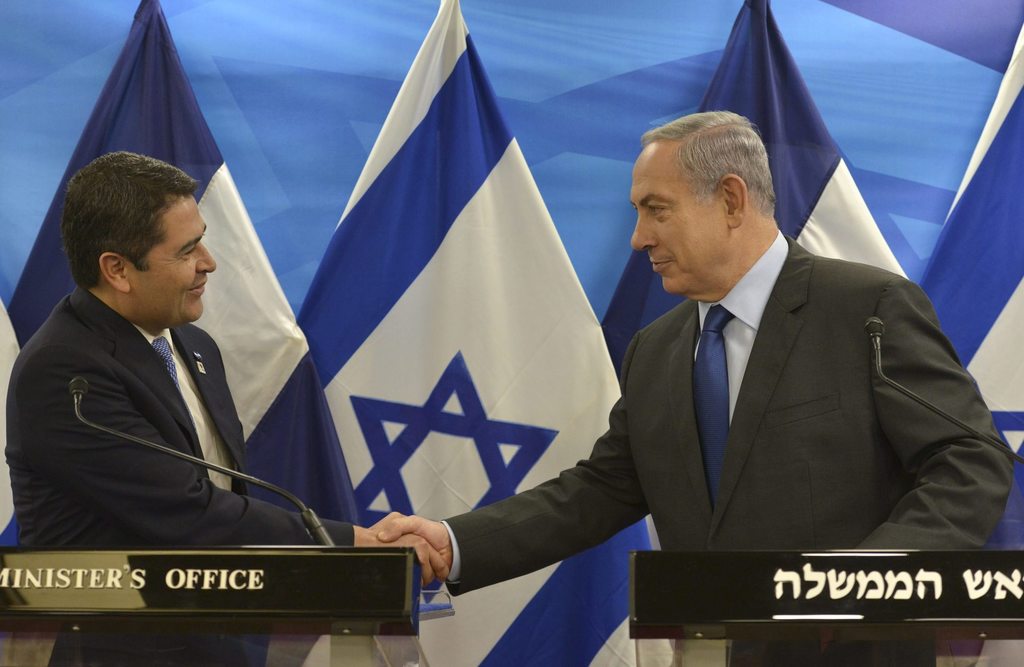 El presidente de Honduras, Juan Orlando Hernández (i), y el primer ministro de Israel, Benjamín Netanyahu, durante la inauguración de la oficina de Comercio y Cooperación en Israel en septiembre de este año, con la cual buscan fortalecer la relación entre los países. (EFE)