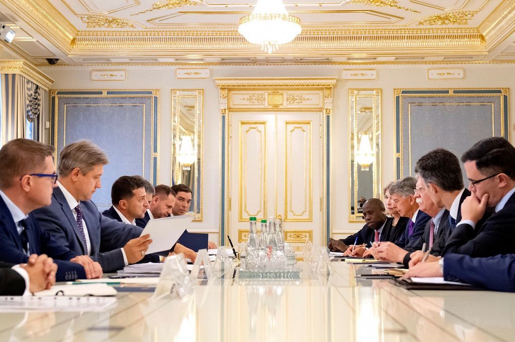Una de las reuniones bilaterales entre Ucrania y Estados Unidos, donde suponen que iniciaron las presiones de Trump. (ARCHIVO)