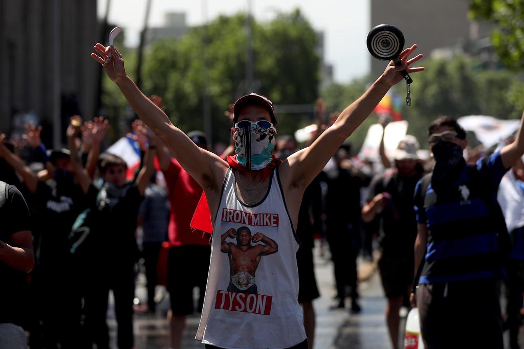 Los chilenos se lanzaron este miércoles nuevamente a las calles en el sexto día de protestas en el país, que ya dejan 18 personas muertas. (ARCHIVO)