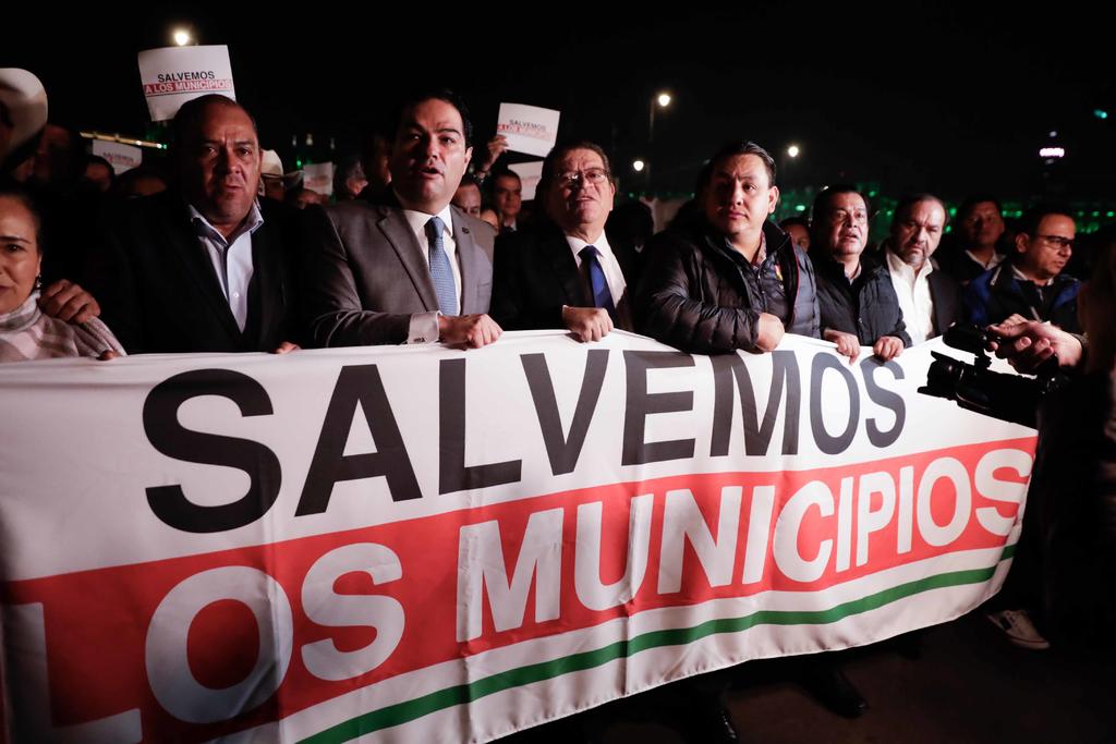 Los subsecretarios Ricardo Peralta Saucedo y Alejandro Encinas, de la Secretaría de Gobernación (Segob), señalaron que se debe investigar con exactitud por qué se lanzó gas lacrimógeno contra los alcaldes.
