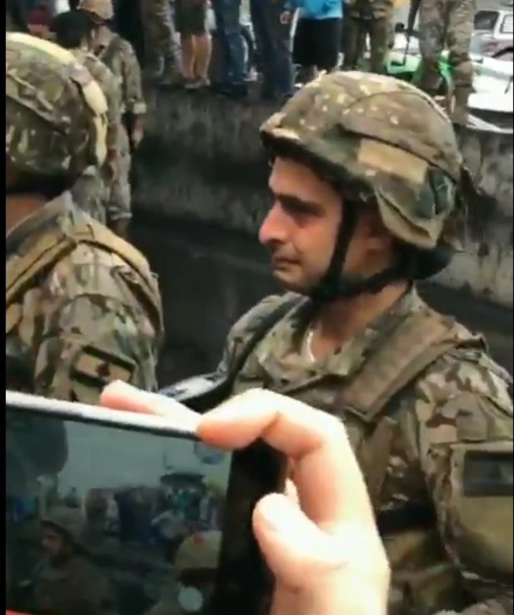 Un soldado libanés al borde del llanto ante los manifestantes. (ESPECIAL)