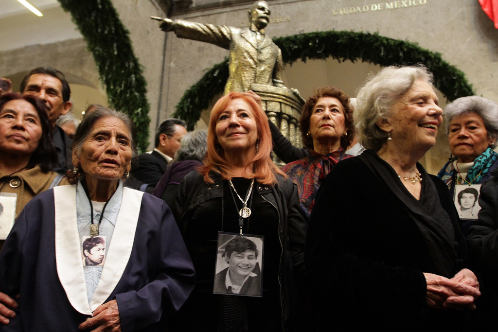 Claudia Piedra Ibarra (c) hija de Rosario Ibarra, recibió la presea en nombre de su madre en la Cámara de Senadores. (NOTIMEX)