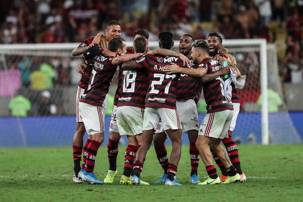 Celebran jugadores del Flamengo tras golear 5-0 al Gremio y avanzar a la final de Copa Libertadores. (EFE)