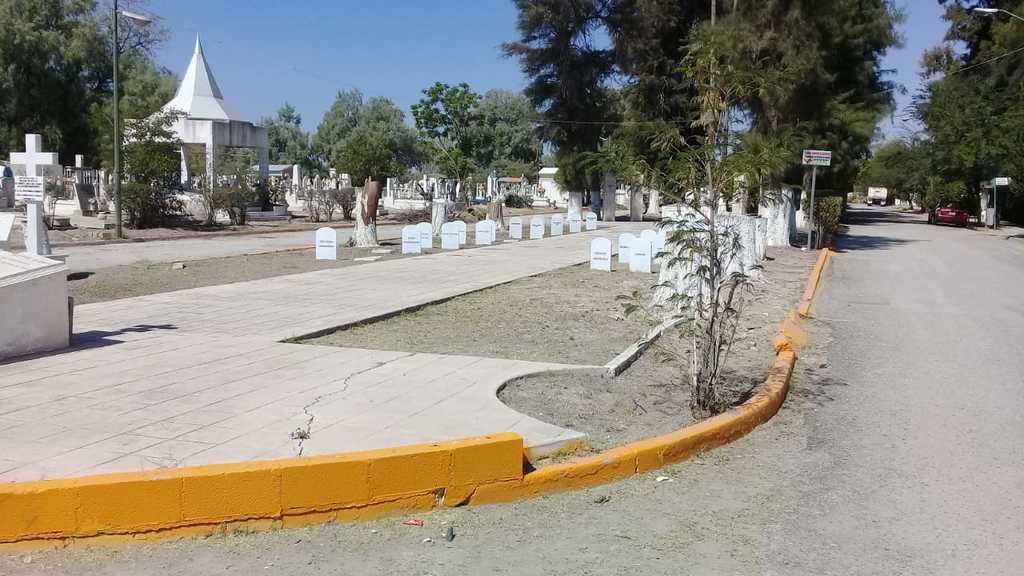 La Dirección de Servicios Públicos de Gómez Palacio limpia los panteones municipales ante la cercanía del Día de Muertos. (EL SIGLO DE TORREÓN)