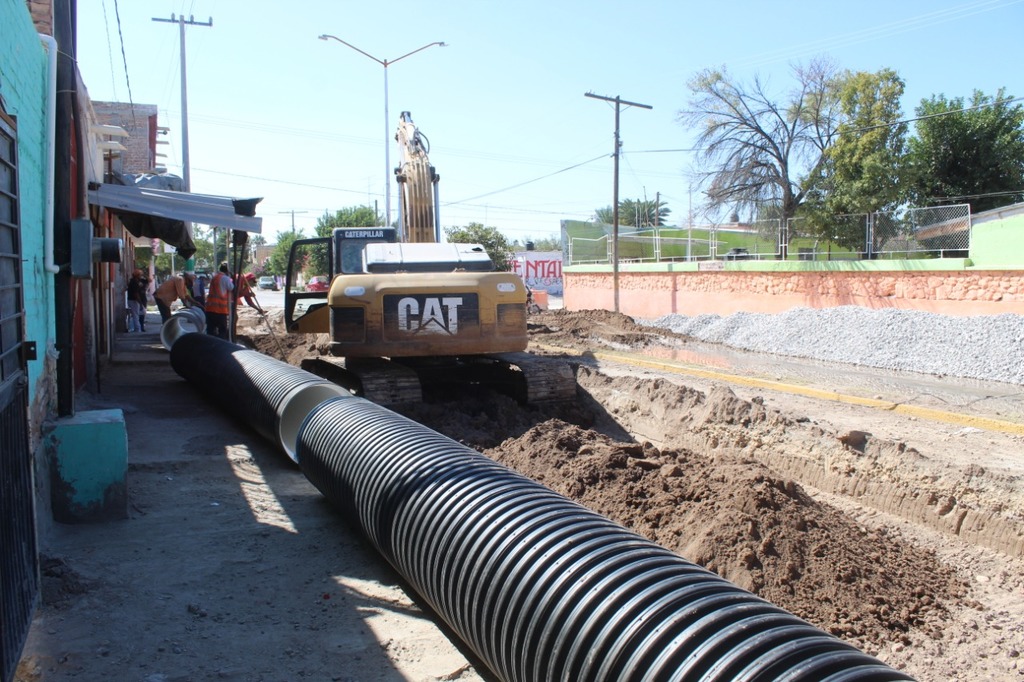 Ante la rotura del sistema de drenaje sobre el bulevar Adolfo López Mateos, se realizan trabajos de reparación. (EL SIGLO DE TORREÓN)