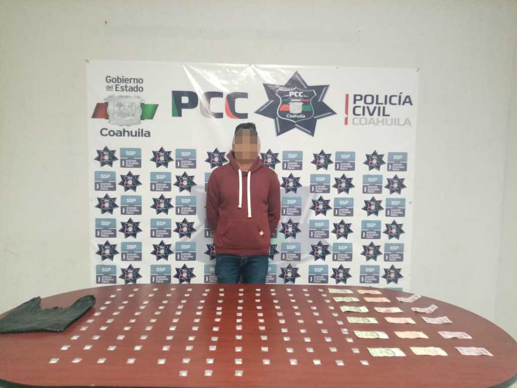 Agentes de Policía Civil Coahuila de San Pedro detienen a un presunto vendedor de droga. (EL SIGLO DE TORREÓN)