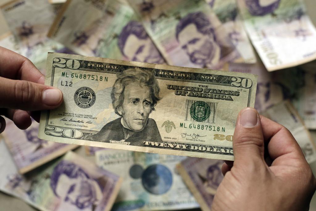 Esta mañana, el dólar libre inicia con un retroceso de cuatro centavos respecto a la jornada de ayer, al venderse en un precio máximo de 19.43 pesos, y se compra en un mínimo de 18 pesos en banco de la Ciudad de México. (ARCHIVO)