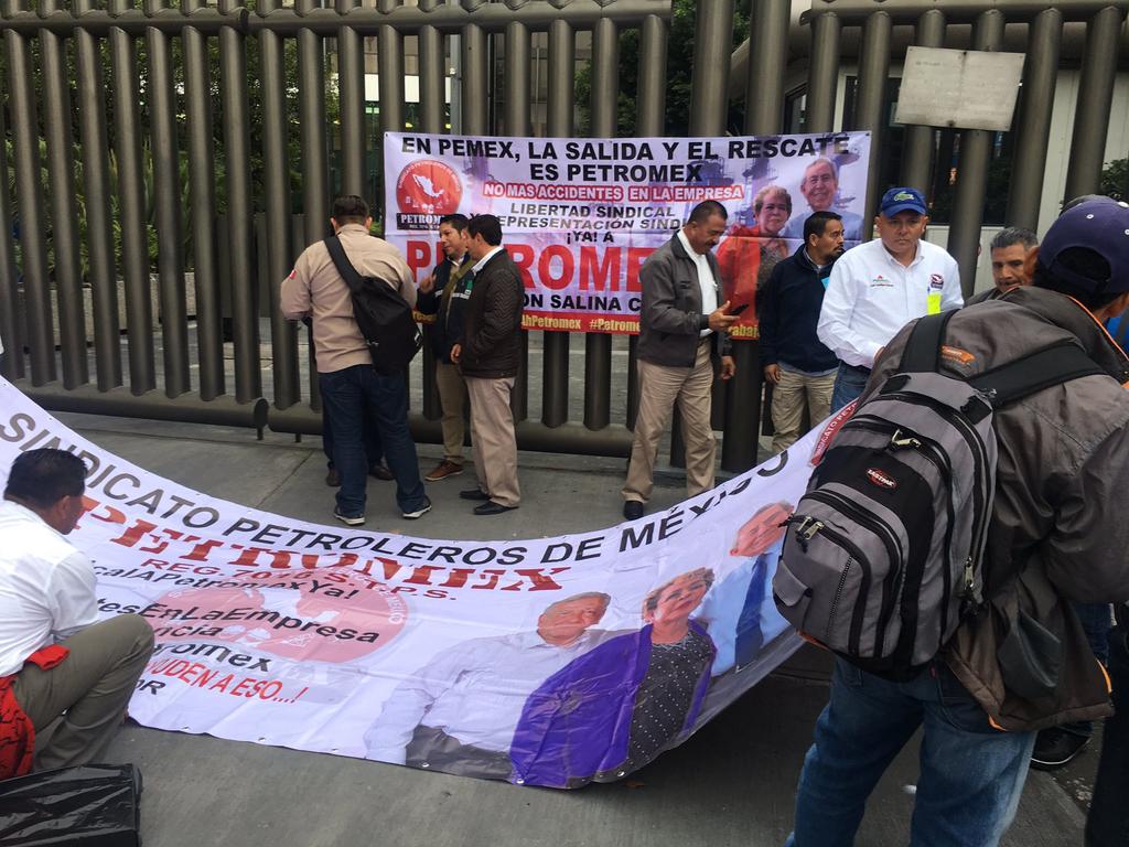  El Sindicato Petroleros de México (Petromex) realiza un bloqueo en la avenida Marina Nacional, frente a la puerta uno de ingreso al edificio de la paraestatal, en demanda de ser reconocido de manera formal por la representación empresarial. (ARCHIVO)