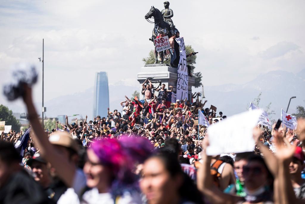 Miles de personas volvieron a reunirse este jueves en la Plaza Italia, en el centro de Santiago de Chile, para mostrar de nuevo su rechazo al Gobierno del presidente, Sebastián Piñera. (ARCHIVO)
