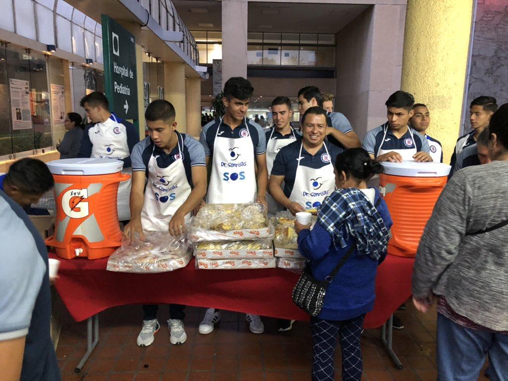Los futbolistas del Cruz Azul categoría Sub-20, tuvieron un noble gesto con los familiares de los internados en el Centro Médico Siglo XXI. (TWITTER)