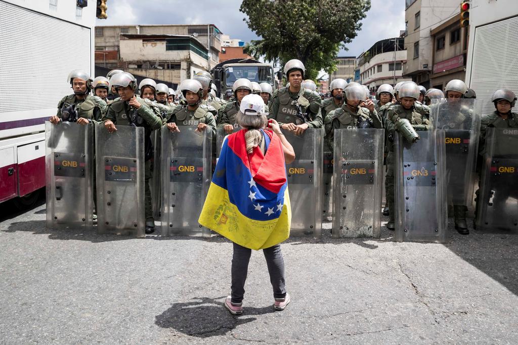 La Guardia Nacional Bolivariana impidió el paso de los manifestantes opositores. (EFE)