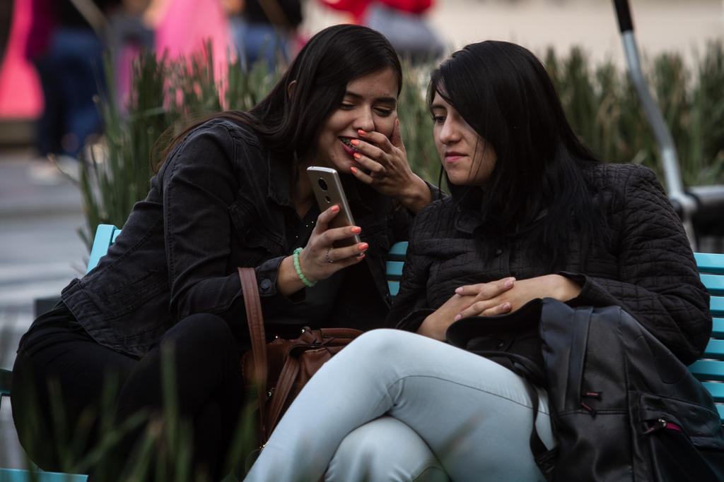 Casi el 80% de los padres y adolescentes mexicanos declaró distraerse durante el día con sus dispositivos móviles. Además, casi una tercera parte de los papás cree que el uso excesivo de estos equipos perjudica la relación de su familia. (ARCHIVO)