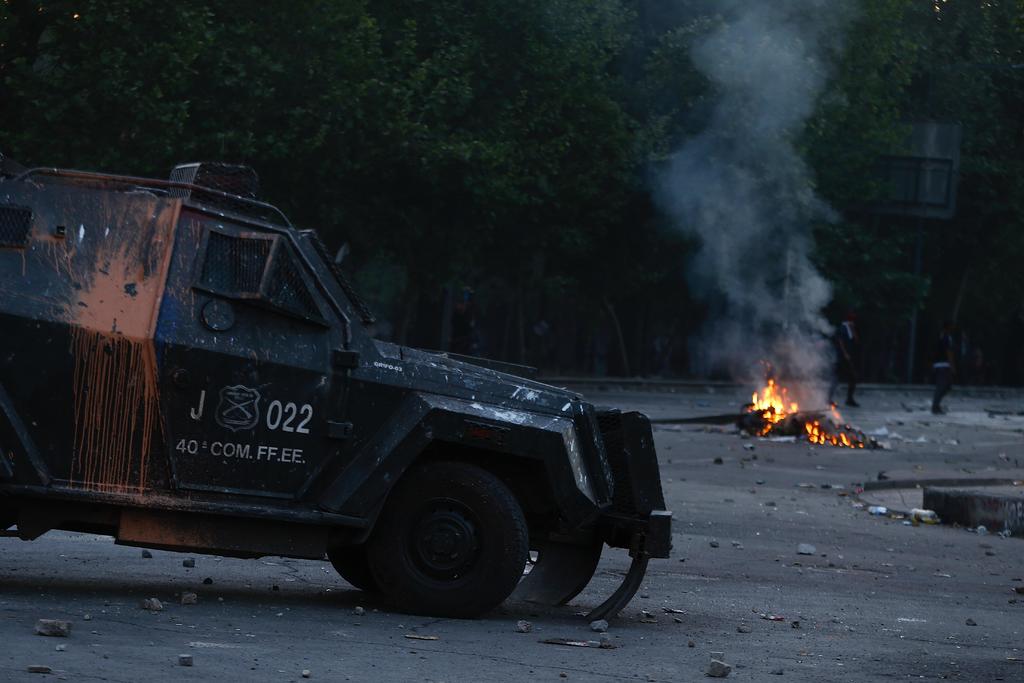 A puro 'cacerolazo' y con barricadas en llamas, son algunas de las maneras que los chilenos han ideado para desafiar las noches de toque de queda en el centro de Santiago. (ARCHIVO)