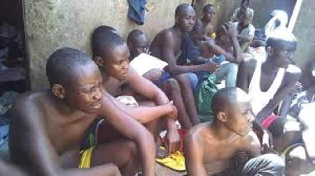 La Policía del Estado de Kwara, en el centro de Nigeria, rescató de otro centro privado de rehabilitación a 103 hombres y 5 mujeres. (ESPECIAL)