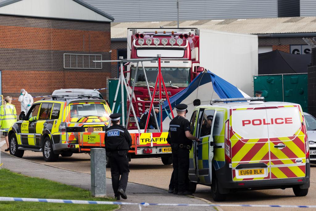 La policía del condado inglés de Essex encontró en la madrugada del miércoles los cuerpos de ocho mujeres y 31 hombres en el interior de un tráiler refrigerado en un polígono industrial. (ARCHIVO)