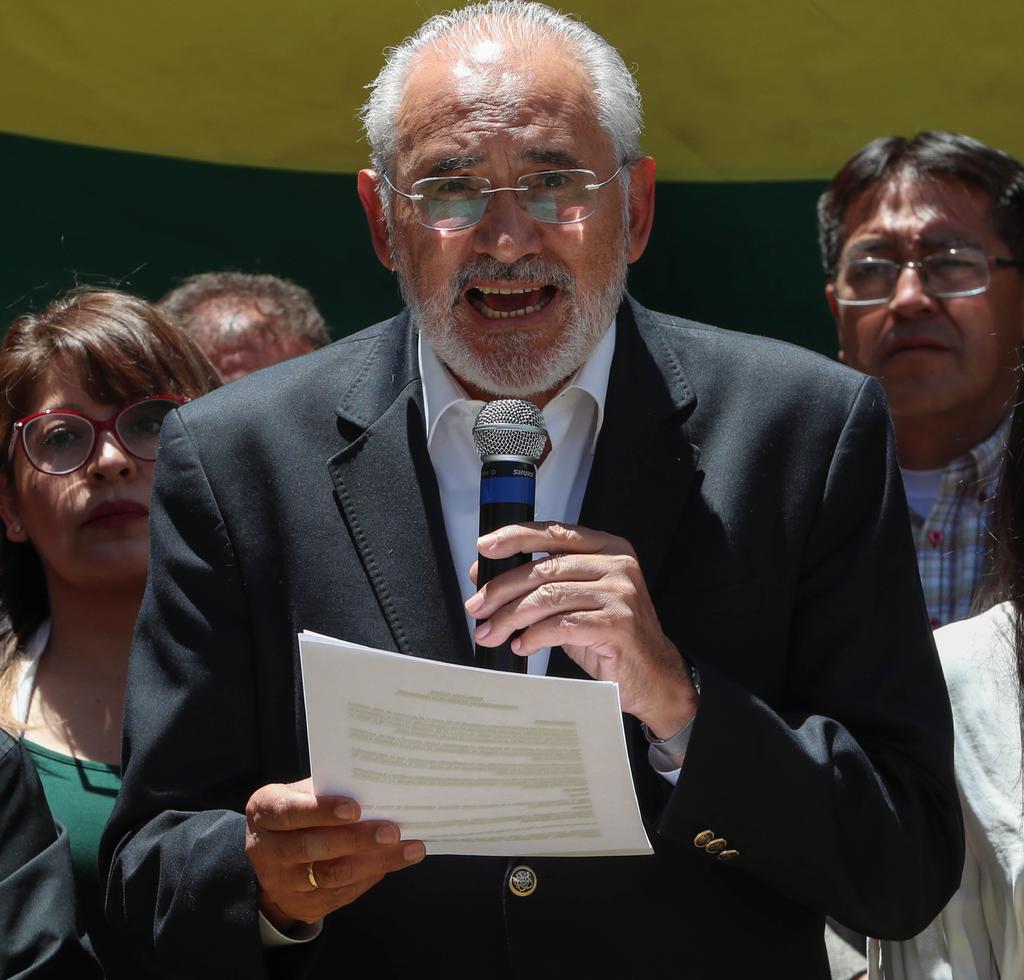 Carlos Mesa visitó este viernes los puntos de bloqueo en el sur de La Paz, distrito electoral del candidato de Comunidad Ciudadana, donde estas movilizaciones fueron más marcadas que en otras zonas de la ciudad. (ARCHIVO)
