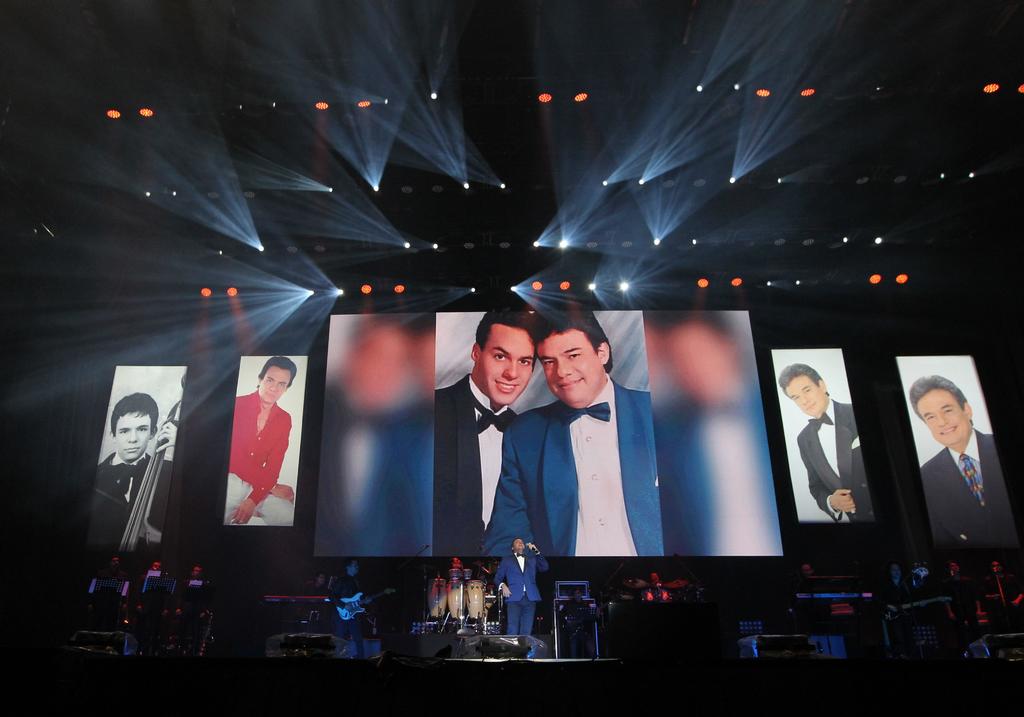 Unos 20 artistas participan en este homenaje, el cual se ha desarrollado con tranquilidad y pese a la lluvia, los asistentes siguen disfrutando de esta velada musical. Según las autoridades se reporta que han llegado al Zócalo cerca de 120 mil personas. (EFE)