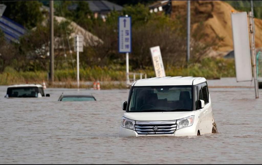 Un hombre y dos mujeres murieron cuando los deslizamientos de tierra destruyeron sus hogares en la prefectura de Chiba, al este de Tokio. Cinco personas más murieron en las inundaciones, reportó la cadena pública NHK. (AP)
