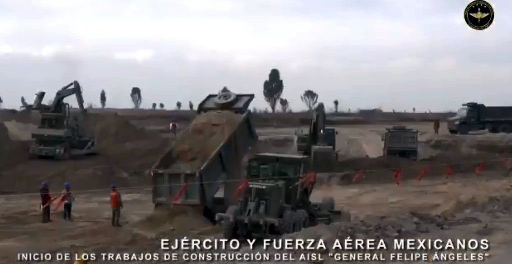 A través de un video, la Sedena muestra los trabajos de máquinas excavadoras, camiones y personal de la construcción. (ESPECIAL)