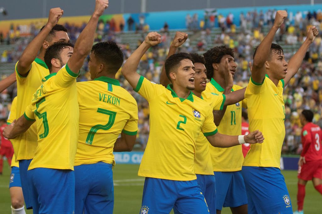 Jugadores de la selección brasileña Sub-17 celebran tras el primer gol, en el triunfo 4-1 sobre Canadá.