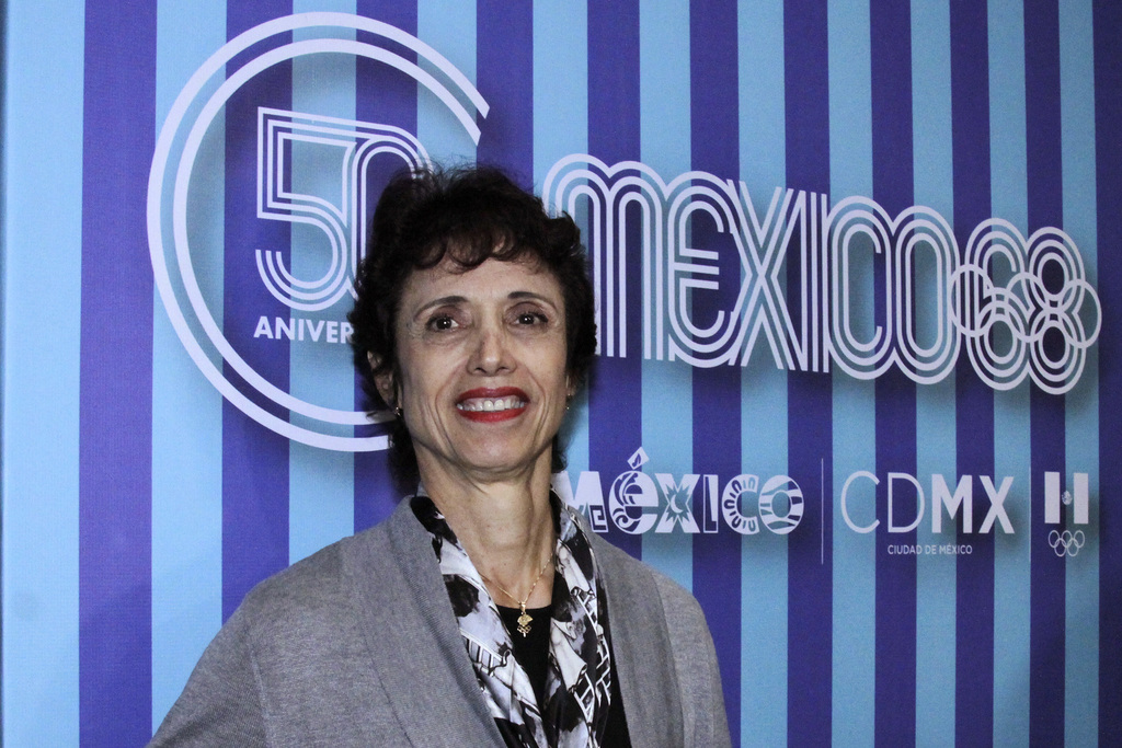 La mexicana Enriqueta Basilio, primera mujer en encender el pebetero olímpico, falleció ayer a los 71 años.