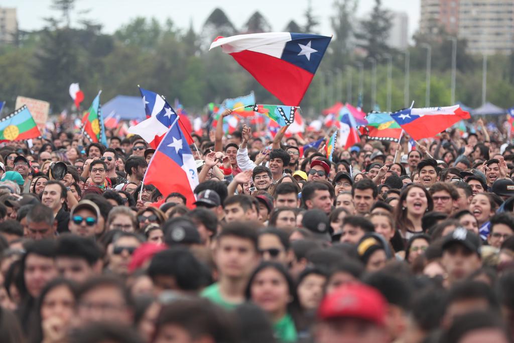 El presidente Sebastián Piñera seguía el domingo sin poder detener multitudinarias protestas, en el décimo día de un estallido social que amplía a diario sus exigencias, desde más ciclovías a una nueva Constitución. (EFE)