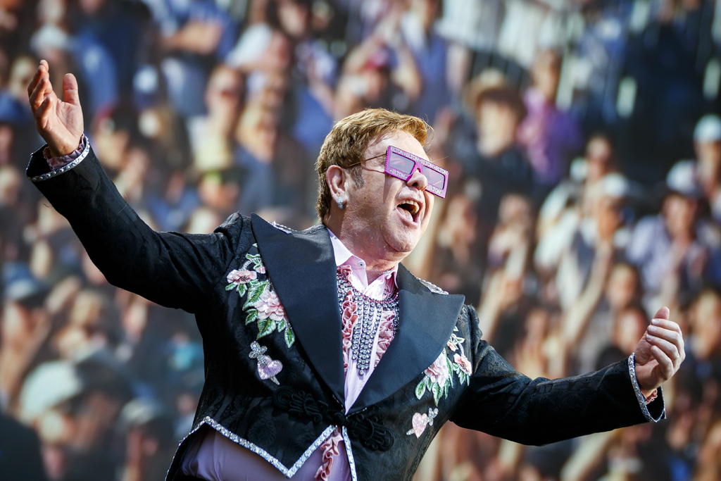 El cantante británico Elton John canceló un concierto que tenía programado en la ciudad estadounidense de Indianápolis a pocas horas del inicio programado de la actuación, por problemas de salud. (ARCHIVO)