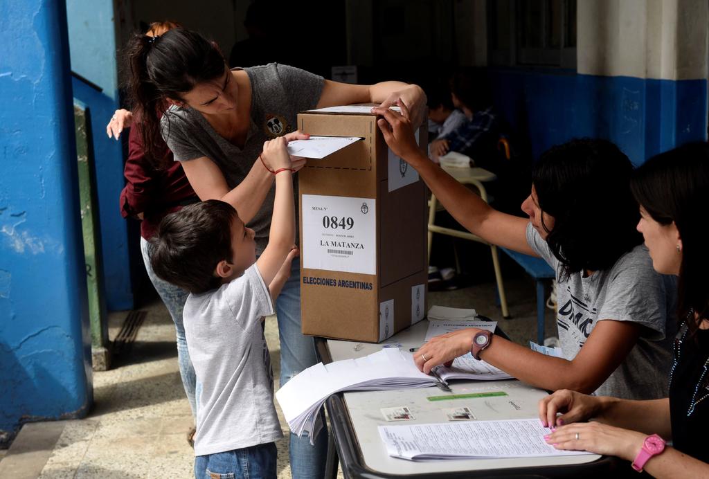 Los colegios electorales de Argentina cerraron a las 18:00 hora local de este domingo, en el que se celebraron elecciones generales para elegir presidente y renovar parcialmente la composición del Congreso. (EFE)
