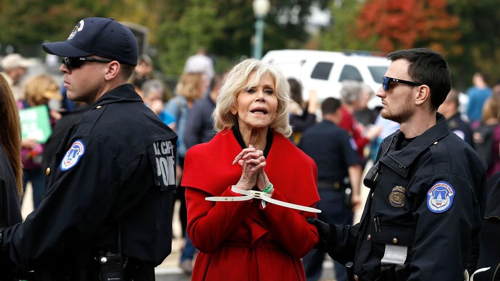 'Jane Fonda no está aquí. No está aquí porque la arrestan en Washington DC todos los viernes por llamar la atención sobre las devastadoras consecuencias del cambio climático', sostuvo el anfitrión de la ceremonia, James Veitch. (ESPECIAL)