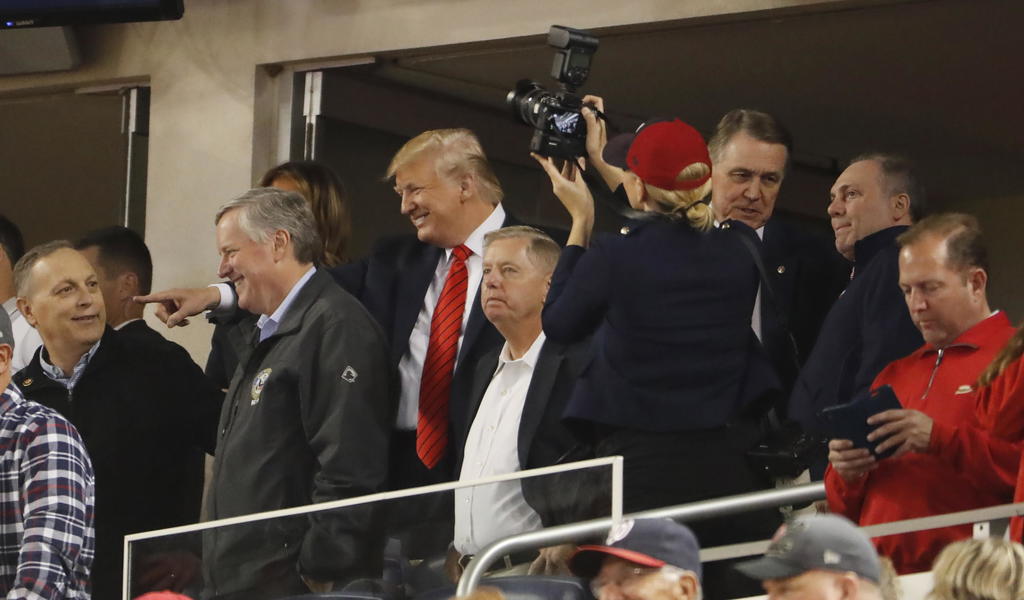 Trump no lanzó la primera bola en el juego, la cual es una tradición que todos los Presidentes de los Estados Unidos han realizado desde 1910. (EFE)