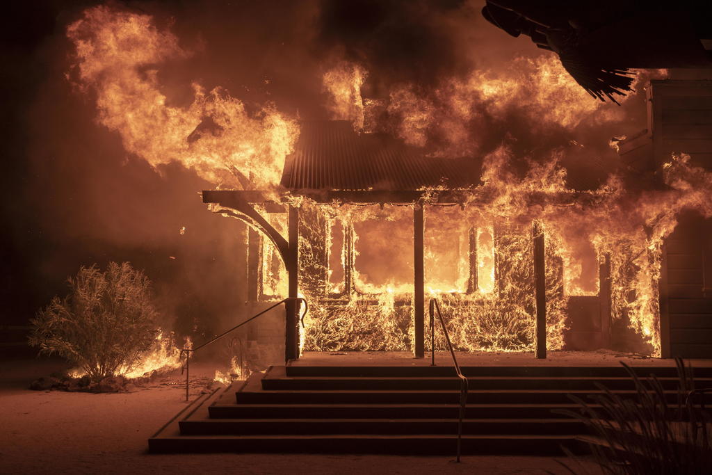 Autoridades aún no logran controlar un incendio en el norte de California, el cual ya ha quemado más de 12 mil hectáreas. (EFE)