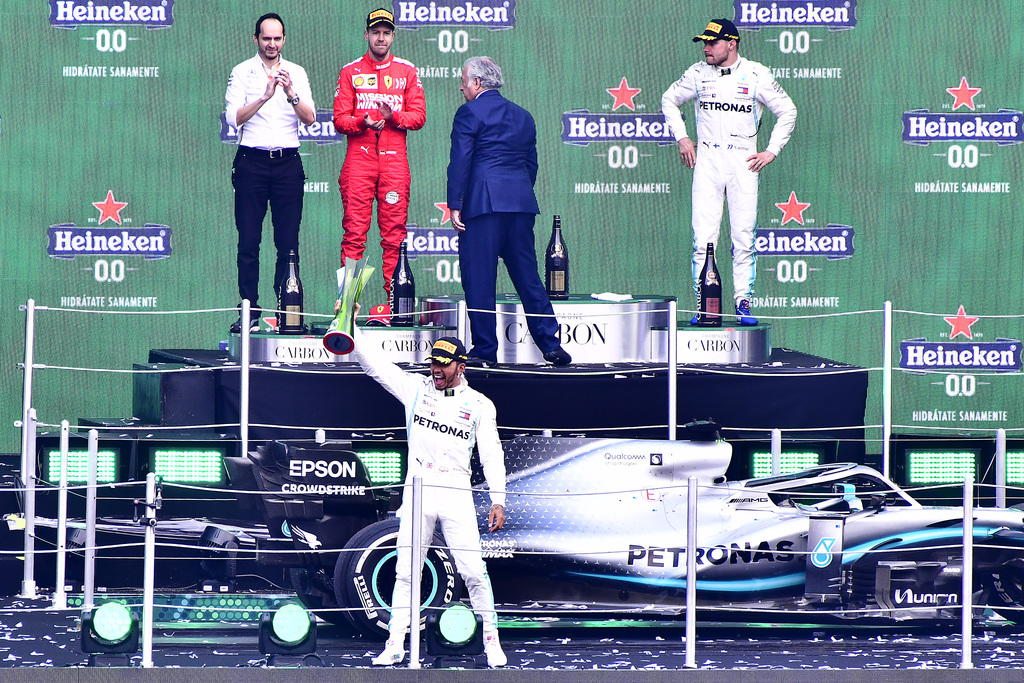 Lewis Hamilton levanta el trofeo que lo acredita como ganador del Gran Premio de México. (EFE)