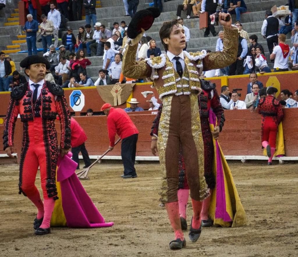 Fue en su segundo ejemplar, donde el aspirante a matador de toros mexicano, logró como premio el apéndice. (Cortesía: Manuel González Delgado “Kchi”)