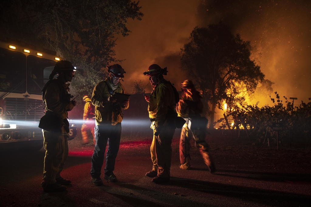 Los bomberos luchaban el lunes contra devastadores incendios forestales en las zonas vinícolas del norte de California y el sector occidental de Los Ángeles. (ARCHIVO)