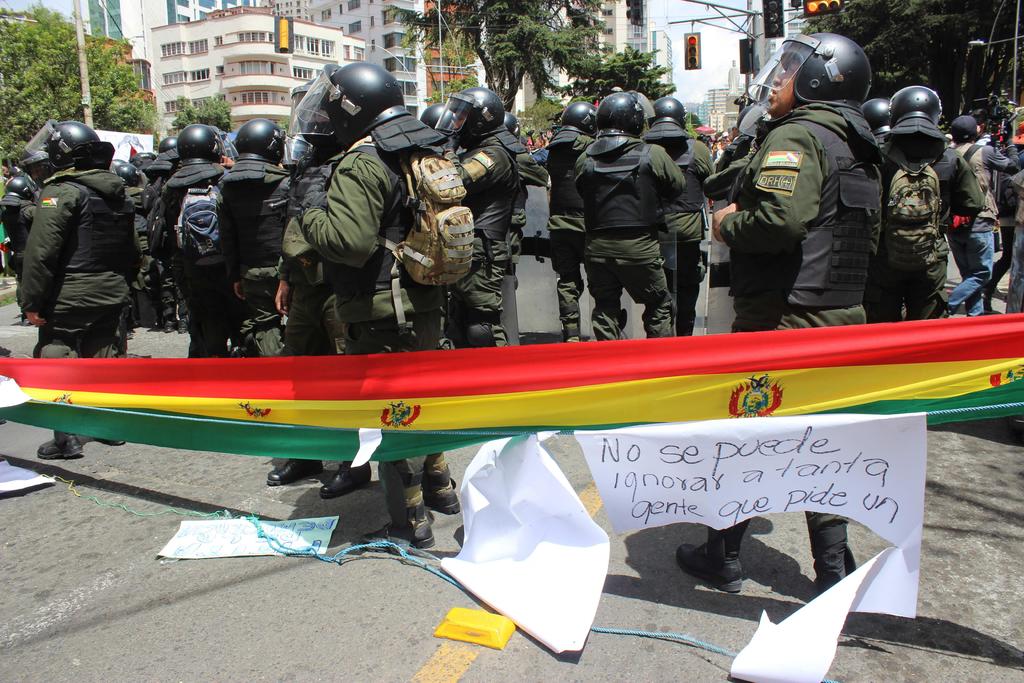 La capital de Bolivia inicia la semana en medio de fuertes protestas de dos bandos opuestos. (EFE)