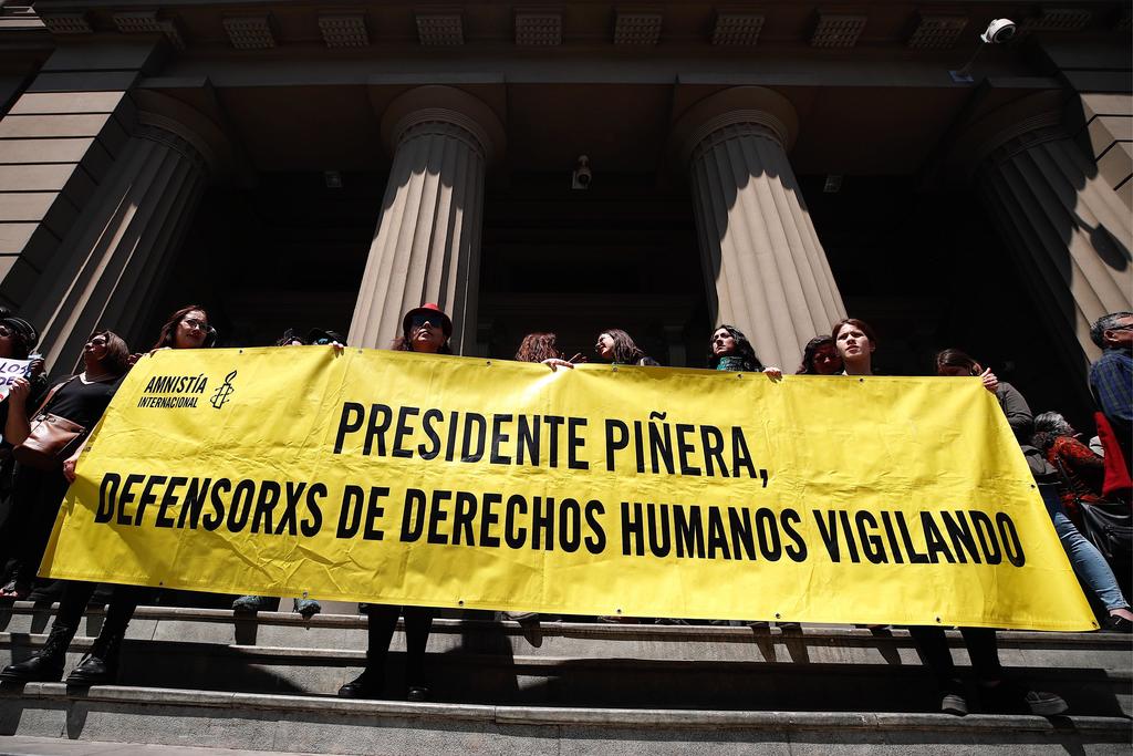 Cientos de personas se concentraron este lunes frente al Palacio de los Tribunales de Justicia de Chile para exigir sanciones para los responsables de las muertes y torturas. (EFE)