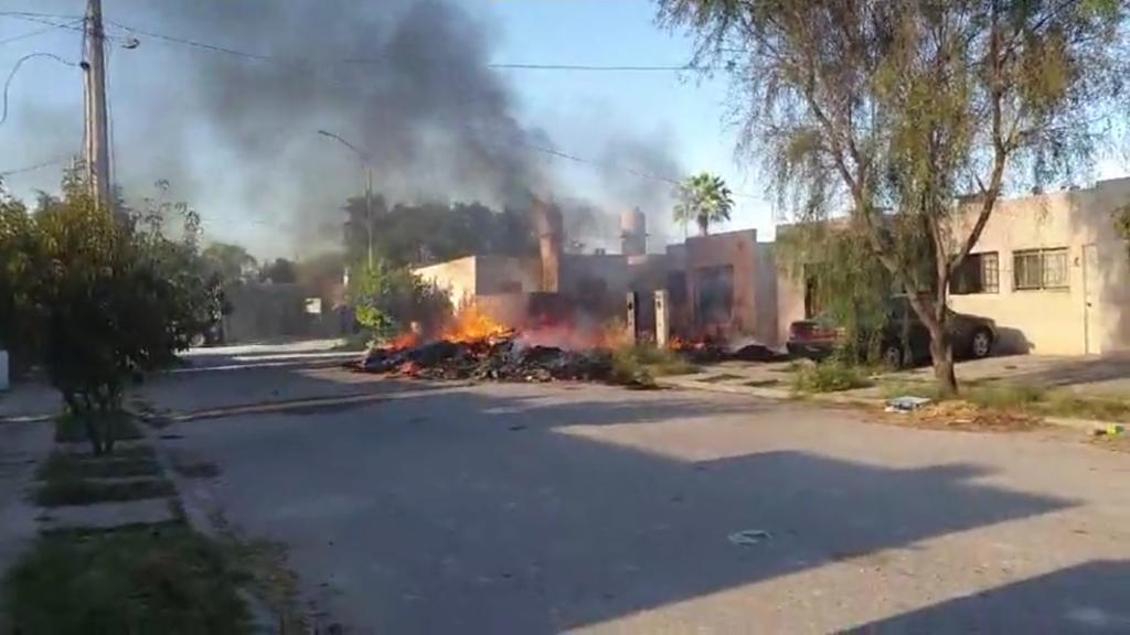 En llamas terminaron ardiendo distintos tipos de desechos, principalmente maleza al exterior de una casa abandonada sobre la calle Villa Dorada. (EL SIGLO DE TORREÓN)
