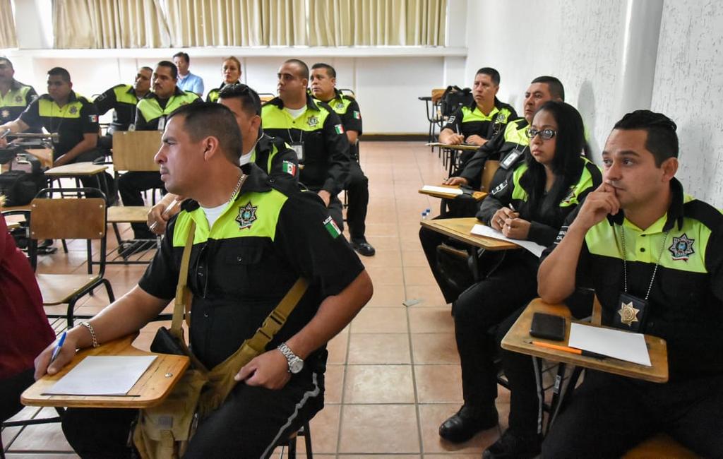 Indicó que 22 oficiales de tránsito de Gómez Palacio fueron capacitados y una cantidad similar de oficiales de Lerdo recibirán hoy la misma capacitación, para que puedan aplicar el examen de alcoholemia a los conductores que lo requieran. (EL SIGLO DE TORREÓN)