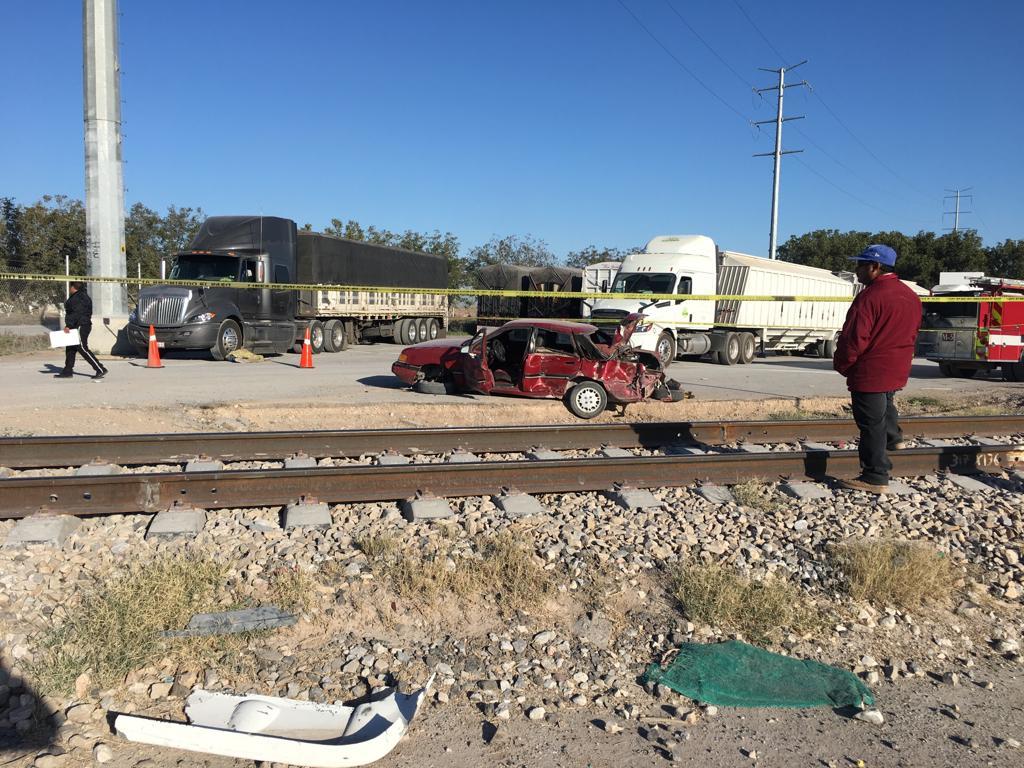 Tras el impacto del tren, el vehículo Ford Topaz salió proyectado varios metros y su conductor perdió la vida en el lugar. (EL SIGLO DE TORREÓN)