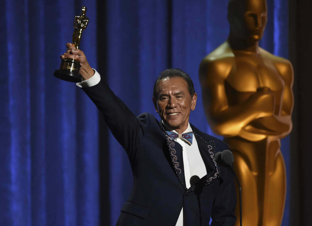 Reconocido. El actor Wes Studi recibió un Oscar honorario en el Dolby Ballroom en Los Ángeles. (AP)