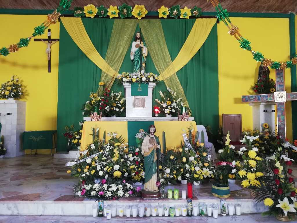 Repleto de flores lució el altar de la Iglesia de San Judas Tadeo, ubicada en la colonia Lázaro Cárdenas. (EL SIGLO DE TORREÓN)