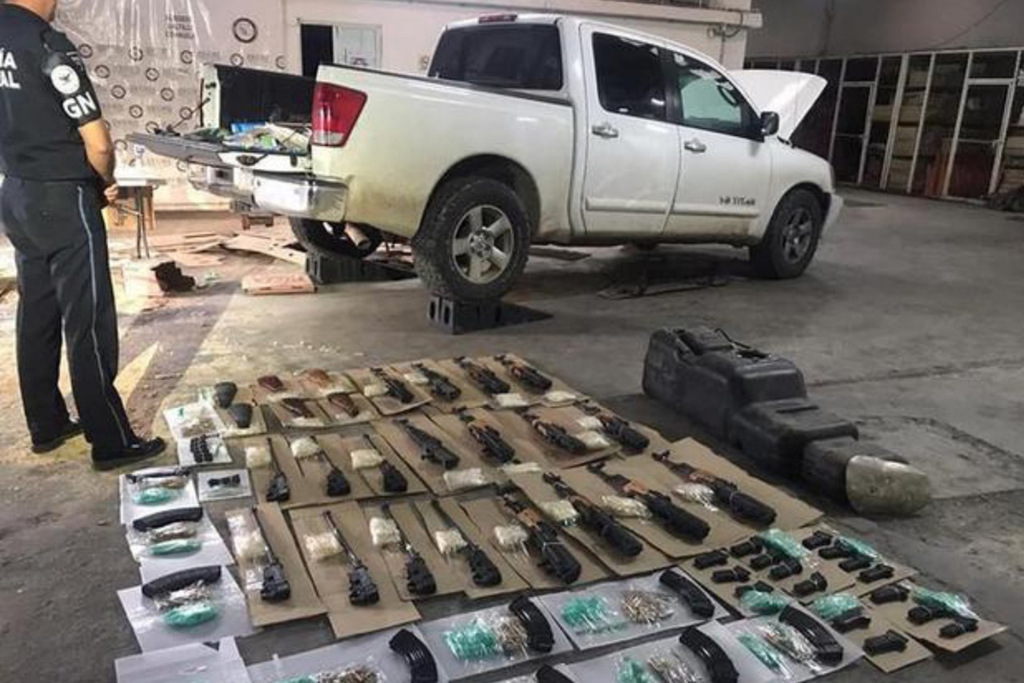 Tres personas fueron detenidas luego de que se les hallaron 19 armas de fuego y cargadores. (CORTESÍA)