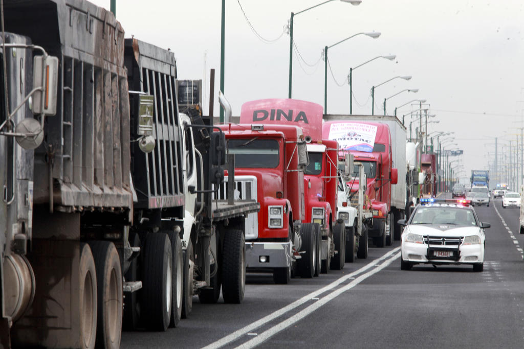  Los camioneros y choferes de autobuses en México protagonizaron el martes una serie de protestas que trancaron el tráfico en distintas partes del país. (ARCHIVO)