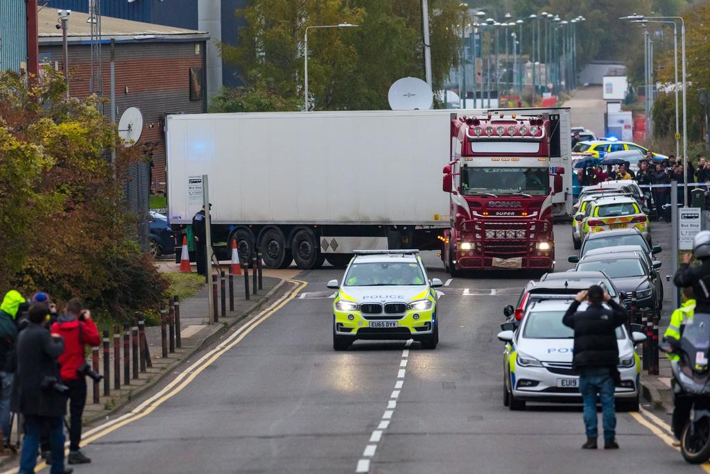a Policía británica inició hoy la búsqueda de otros dos sospechosos en el caso de los 39 cadáveres, que fueron encontrados la semana pasada dentro de un camión-remolque en el sureño condado de Essex. (ARCHIVO)